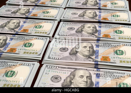 File di pile di dollari in centinaia di dollari di banconote sul tavolo Foto Stock
