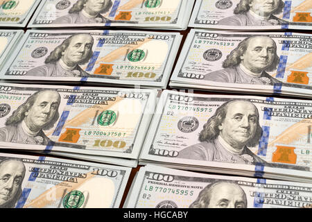 File di pile di dollari in centinaia di dollari di banconote sul tavolo Foto Stock
