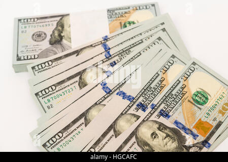 Pila di denaro contante in centinaia di dollari di banconote Foto Stock
