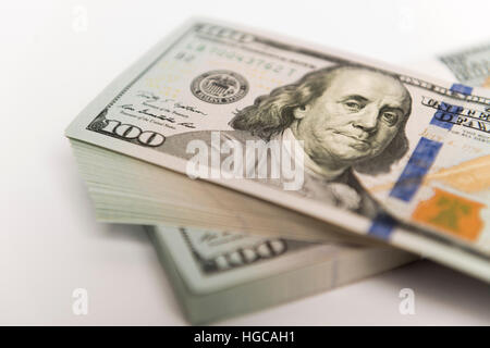 Pila di denaro contante in centinaia di dollari di banconote Foto Stock