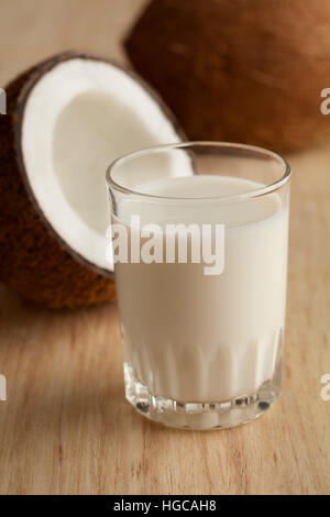 Noce di cocco con un bicchiere di fresco di latte di cocco Foto Stock