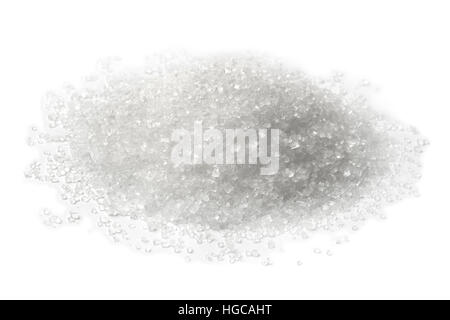 Cumulo di bianco zucchero raffinato cristalli su sfondo bianco Foto Stock