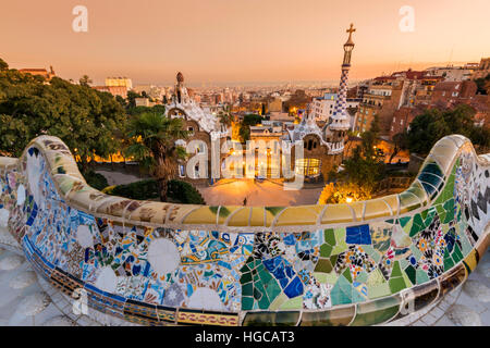 Parco Guell con lo skyline della citta' dietro al tramonto, Barcellona, in Catalogna, Spagna Foto Stock