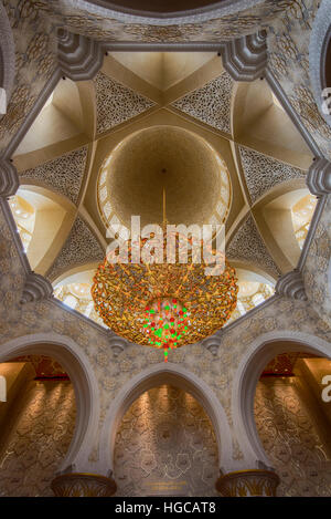 Basso angolo di visione di uno dei lampadari che ornano la principale sala da preghiera, Moschea Sheikh Zayed, Abu Dhabi, Emirati Arabi Uniti Foto Stock