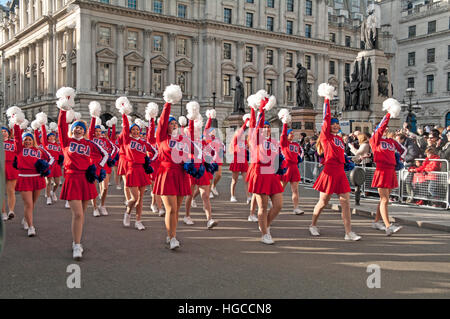 UCA, tutte americane, cheerleader e ballerini, London Il primo giorno del nuovo anno Parade, Londra, Inghilterra Foto Stock