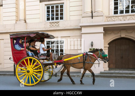 Kalesa e passeggeri a Intramuros, Manila, Filippine Foto Stock