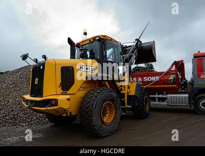 JCB 435s il riempimento J C sfere e figli Mercedes-Benz Arocs tre-assale carrello del cassone ribaltabile Foto Stock