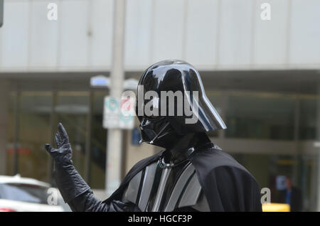 Calgary, Alberta, Canada, 24 Aprile 2014: Fumetto e Entertainment Expo Parade Darth Vader di Star Wars Foto Stock