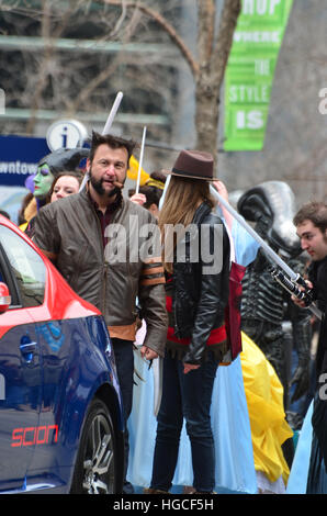 Calgary, Alberta, Canada, 24 Aprile 2014: Fumetto e Entertainment Expo Parade Wolverine e un sigaro Foto Stock