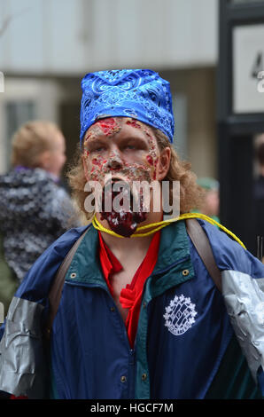 Calgary, Alberta, Canada, 24 Aprile 2014: Fumetto e Entertainment Expo Parade bandana indossando Zombie Foto Stock