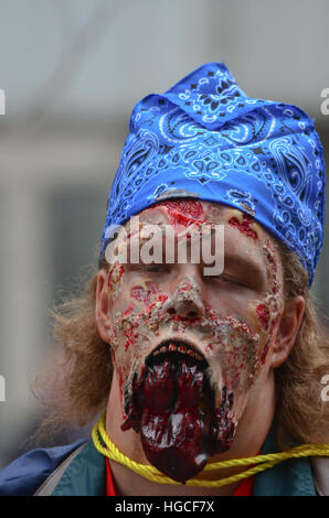 Calgary, Alberta, Canada, 24 Aprile 2014: Fumetto e Entertainment Expo Parade Zombie vicino fino Foto Stock