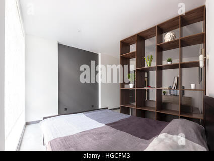 Stile minimalista camera con pareti bianche Foto Stock