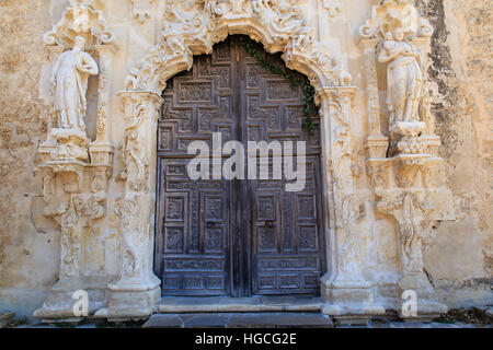 Il Legno complessamente intarsiato porta alla Missione di San Josè in San Antonio, Texas, Stati Uniti d'America. Foto Stock