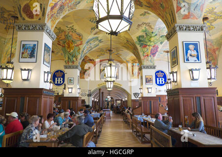 Persone mangiare all'interno dell'Hofbrauhaus, Monaco di Baviera Foto Stock