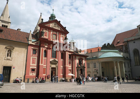 Basilica di San Giorgio all'interno del Castello di Praga complesso Foto Stock