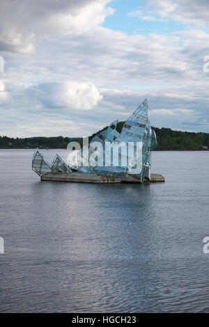 Hun ligger (Lei risiede), Sculture pubbliche floating accanto al teatro dell'Opera di Oslo Foto Stock