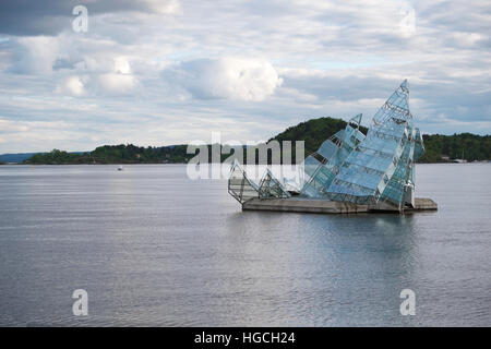 Hun ligger (Lei risiede), Sculture pubbliche floating accanto al teatro dell'Opera di Oslo Foto Stock