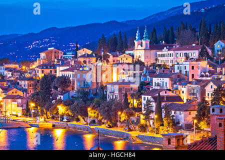 Città di Volosko sera vista fronte mare, Opatija e la riviera di Croazia Foto Stock