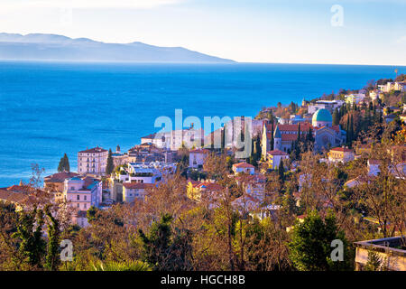 Città di Opatija cattedrale e la vista della costa, il Quarnero della Croazia Foto Stock