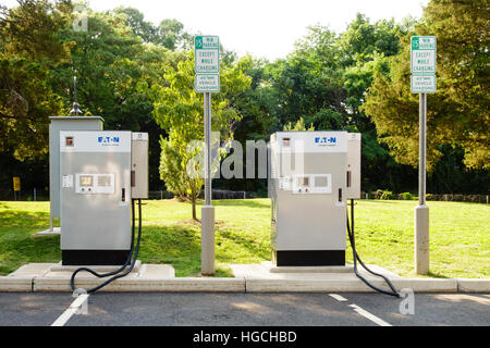 EATON EV caricabatterie rapido, elettrico caricabatterie da auto, sulla Merritt Parkway, Greenwich, CT Connecticut USA Foto Stock