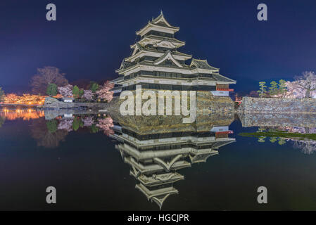 Il castello di legno di Matsumoto fu completato nel XVI secolo e in Giappone è il più antico castello. L'edificio è noto anche come "Crow Castello' per la bl Foto Stock