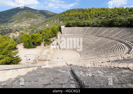 Il teatro antico di Epidauro, Peloponneso, Grecia Foto Stock