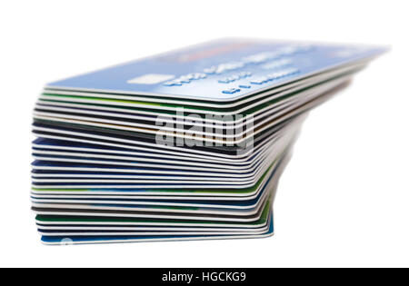 Pila di carte di credito e carte di debito carte bancarie in una pila di carta di intaglio isolato su uno sfondo bianco con i dettagli sfocati. Inghilterra Regno Unito Gran Bretagna Foto Stock