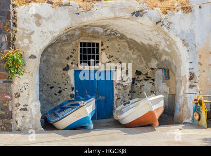 Tradizionale greco barche da pesca nel porto di Ormos, Fira Santorini porto vecchio. Foto Stock