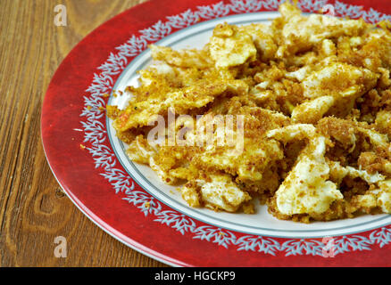 Farofa de ovos uovo con farina di manioca o.Cucina latina Foto Stock