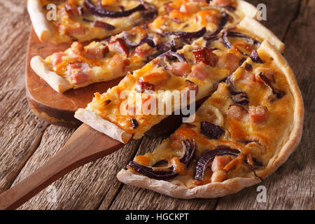 Torta alsaziana flammkuchen trito di close-up sul tavolo. Posizione orizzontale Foto Stock