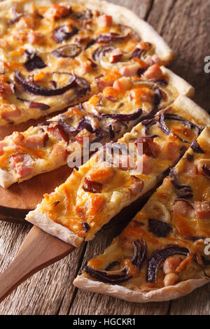 Torta alsaziana flammkuchen trito di close-up sul piano verticale. Foto Stock