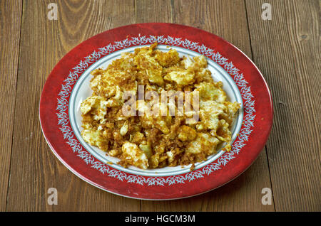 Farofa de ovos uovo con farina di manioca o.Cucina latina Foto Stock