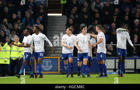 Il Leicester City's Ahmed Musa (sinistra) punteggio celebra il suo lato del primo obiettivo del gioco durante la Emirates FA Cup, terzo round corrispondono a Goodison Park di Liverpool. Foto Stock