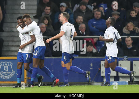 Il Leicester City's Ahmed Musa (sinistra) punteggio celebra il suo lato il secondo obiettivo del gioco durante la Emirates FA Cup, terzo round corrispondono a Goodison Park di Liverpool. Foto Stock