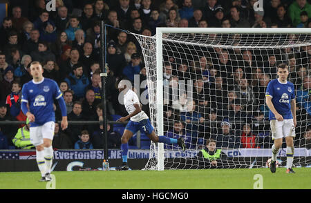 Il Leicester City's Ahmed Musa (centro) punteggio celebra il suo lato il secondo obiettivo del gioco durante la Emirates FA Cup, terzo round corrispondono a Goodison Park di Liverpool. Foto Stock