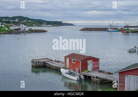 Little Red shack su un dock nel piccolo villaggio e comunità di Twillingate, Terranova. Foto Stock