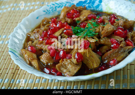 Fesenjan persiano di spezzatino di pollo con noci e salsa di melograno Foto Stock