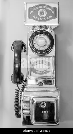 Vintage, vecchio stile, retrò, a gettone, pagare telefono, chiamata dal passato. Foto Stock