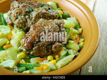 Anne Koftesi Tarifi - Turco kofte con verdure di stagione. Foto Stock