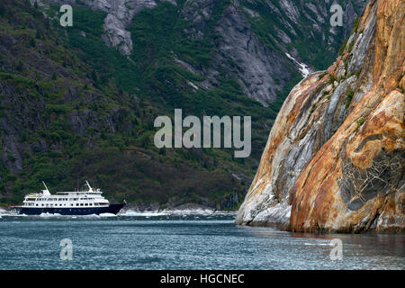 Formazione di roccia in braccio endicott in Alaska glacier giorno dalla nave piccola insenatura di nebbia in Alaska. safari adoperano crociera presso i guadi del terrore, braccio endicott, t Foto Stock