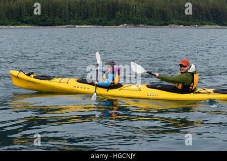Fare kayak in stretto ghiacciate. Parco Nazionale di Glacier Bay adn preservare. Chichagof Island. Juneau. A sud-est di Alaska. Oggi è l'ultima giornata di esplorazione. Foto Stock