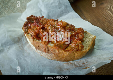 Carni bovine Manhattan piatto costituito da un arrosto di manzo e salsa di New York City.Cucina americana Foto Stock