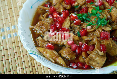 Fesenjan persiano di spezzatino di pollo con noci e salsa di melograno Foto Stock