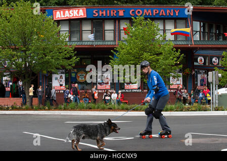 Downtown. Pattinaggio con un cane per le strade di Juneau. S Franklin Street. Alaska Shirt Company. Alaska, Stati Uniti d'America. La città e il borgo di Juneau è la ca Foto Stock