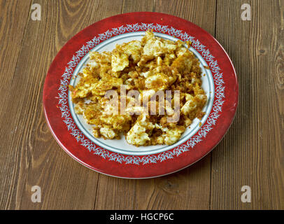 Farofa de ovos uovo con farina di manioca o.Cucina latina Foto Stock