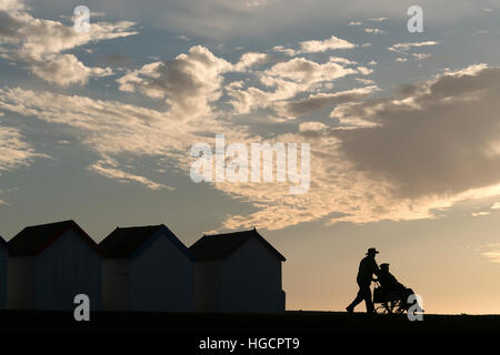 Worthing West Sussex Sedia a Rotelle & Beach capanne Silhouette Color Foto Stock