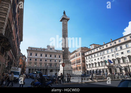 La colonna di Marco Aurelio in Piazza Colonna, Roma, Italia, Europa Foto Stock
