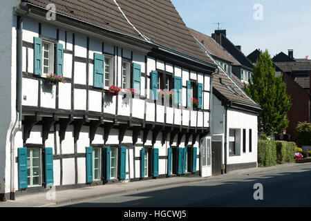 Deutschland, Düsseldorf, Benrath, Fachwerkhaus Foto Stock