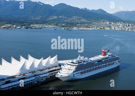 Carnival Splendor nave da crociera ormeggiata al Canada Place Cruise Terminal, porto di Vancouver, British Columbia, Canada Foto Stock