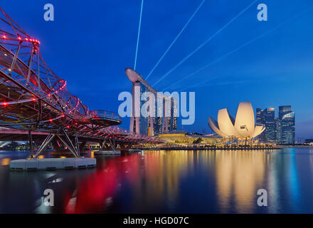 Il laser show di Marina Bay Sands, Helix Bridge e il Museo ArtScience al crepuscolo durante il Singapore Giornata Nazionale Foto Stock